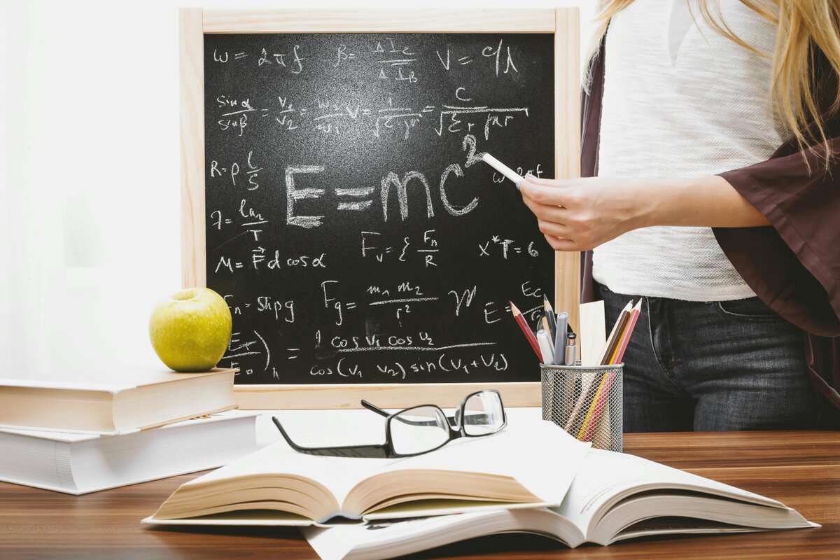 E=mc² e Spiritualità: La Verità Scomoda che Einstein Non Ti Ha Detto (Con Umorismo)